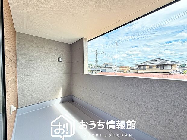 【バルコニー】奥行きが広く、洗濯物をゆったりと干せる十分な広さで、家族の洗濯も捗ります。
