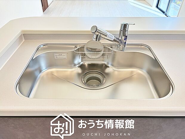 【浄水器内臓型ハンドシャワー付シンク】傷や汚れが付きにくい静音仕様の全面エンボス加工シンク。
また、蛇口の先端に浄水器を内蔵。浄水シャワーが使える毎分4リットルのたっぷり浄水。