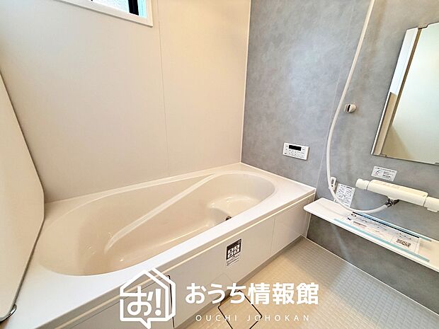 【現地写真(浴室)】収納たっぷりのシステムキッチン、浄水器付水栓を標準装備しています。