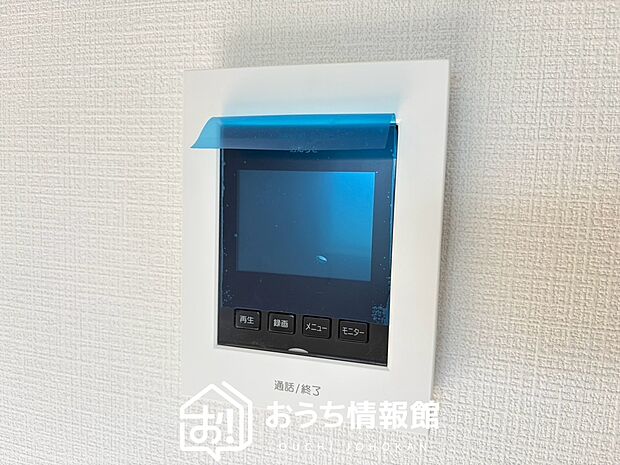 【TVモニター付インターホン】手放し通話ができ、送話表示灯で送話・受話状態が確認できます。
映像と音声で玄関先の様子をチェックできるモニター機能や、夜間の訪問者の顔も確認できるLEDライトを装備しています。