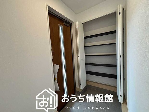 【現地写真(玄関)】玄関には、大型のシューズ収納を設置しています。