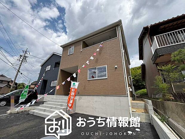 【現地写真(外観)【2号地】】軽くて火災に強い屋根材を採用し、地震時の建物への負担や揺れを軽減しています。