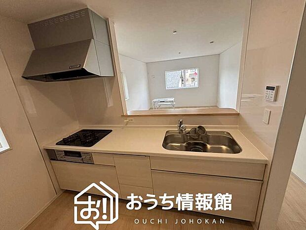 【現地写真(キッチン)】収納たっぷりのシステムキッチン、浄水器付水栓を標準装備しています。