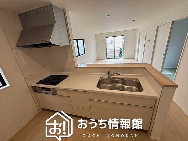 【現地写真(キッチン)】収納たっぷりのシステムキッチン、浄水器付水栓を標準装備しています。