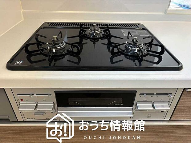 【ビルトインコンロ】フラットな構造で清掃性が高く、過熱防止センサー付3口タイプで日頃の家事も快適です。