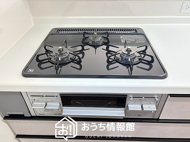 【ビルトインコンロ】フラットな構造で清掃性が高く、過熱防止センサー付3口タイプで日頃の家事も快適です。