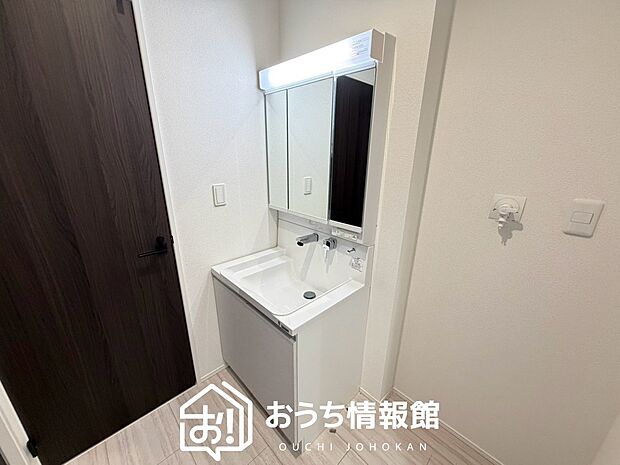 【洗面台・洗面所】鏡の両サイドは、必要なものを取出しやすく、大きな鏡面で朝の準備も快適。
使いやすいリフトアップ機能付きのシングルレバーシャワー水栓付です。