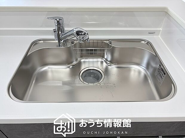 【浄水器内臓ハンドシャワー付シンク】広々とした凸型シンクに洗剤ポケットを標準装備。すっきり収納できます。
また、蛇口の先端に浄水器を内蔵しているため場所をとりません。