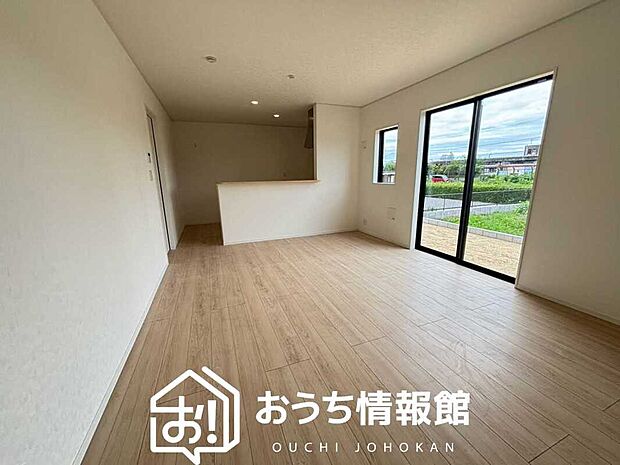 【現地写真(リビング)】フローリング材には、木目、色調など木材特有の風合いがあり、ナチュラルな美しさになっています。