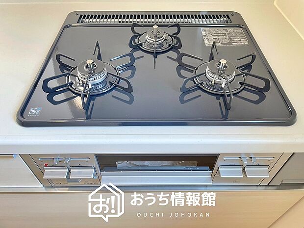 【ビルトインコンロ】フラットな構造で清掃性が高く、過熱防止センサー付3口タイプで日頃の家事も快適です。