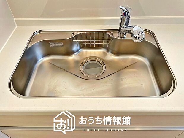 【浄水器内臓ハンドシャワー付シンク】広々とした凸型シンクに洗剤ポケットを標準装備。すっきり収納できます。
また、蛇口の先端に浄水器を内蔵しているため場所をとりません。