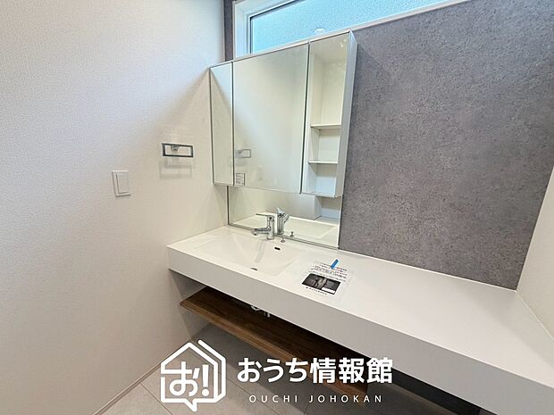 【洗面台・洗面所】鏡の両サイドは、必要なものを取出しやすく、大きな鏡面で朝の準備も快適。
使いやすいリフトアップ機能付きのシングルレバーシャワー水栓付です。