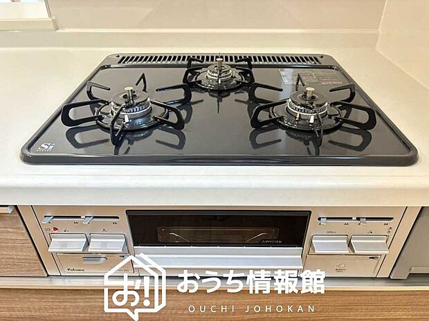 【ビルトインコンロ】フラットな構造で清掃性が高く、過熱防止センサー付3口タイプで日頃の家事も快適です。