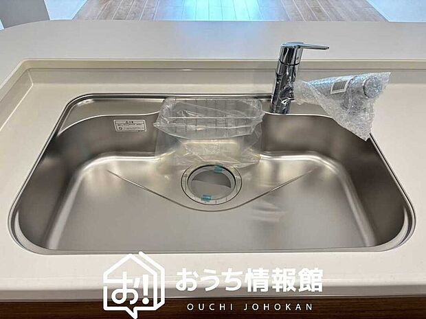【浄水器内臓型ハンドシャワー付シンク】傷や汚れが付きにくい静音仕様の全面エンボス加工シンク。
また、蛇口の先端に浄水器を内蔵。浄水シャワーが使える毎分4リットルのたっぷり浄水。