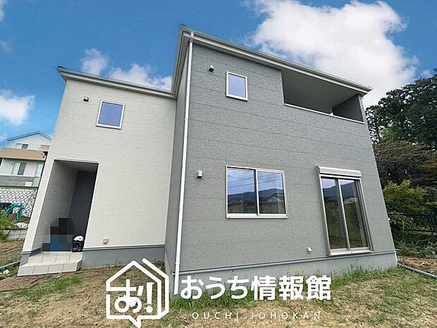 【現地写真(外観)【6号地】】軽くて火災に強い屋根材を採用し、地震時の建物への負担や揺れを軽減しています。