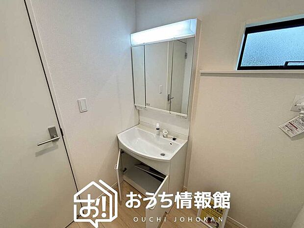 【洗面台・洗面所】鏡の両サイドは、必要なものを取出しやすく、大きな鏡面で朝の準備も快適。
使いやすいリフトアップ機能付きのシングルレバーシャワー水栓付です。