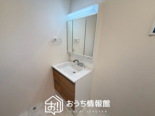 【洗面台・洗面所】鏡の両サイドは、必要なものを取出しやすく、大きな鏡面で朝の準備も快適。
使いやすいリフトアップ機能付きのシングルレバーシャワー水栓付です。