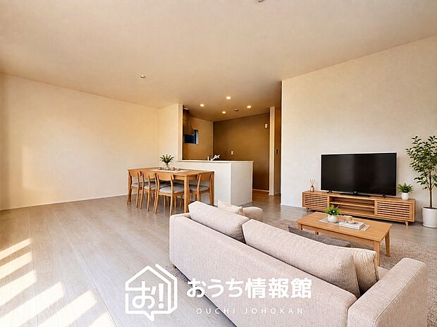 【現地写真(リビング)】フローリング材には、木目、色調など木材特有の風合いがあり、ナチュラルな美しさになっています。