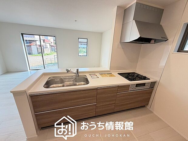 【現地写真(キッチン)】収納たっぷりのシステムキッチン、浄水器付水栓を標準装備しています。