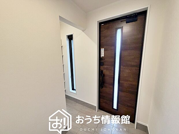 【現地写真(玄関)】玄関には、大型のシューズ収納を設置しています。