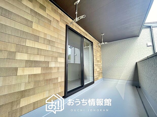 【バルコニー】奥行きが広く、洗濯物をゆったりと干せる十分な広さで、家族の洗濯も捗ります。
