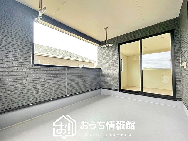 【バルコニー】奥行きが広く、洗濯物をゆったりと干せる十分な広さで、家族の洗濯も捗ります。