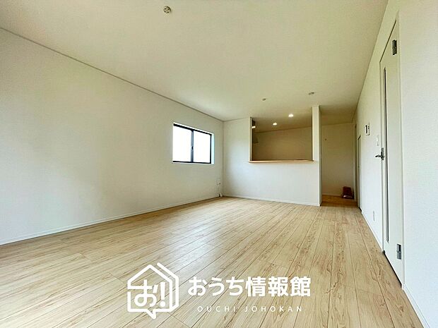 【現地写真（リビング）】フローリング材には、木目、色調など木材特有の風合いがあり、ナチュラルな美しさになっています。