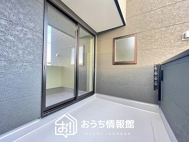 【バルコニー】奥行きが広く、洗濯物をゆったりと干せる十分な広さで、家族の洗濯も捗ります。