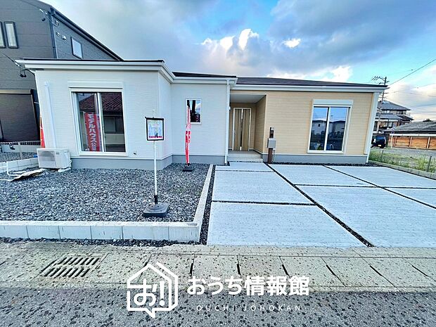 【現地写真(外観)【2号地】】軽くて火災に強い屋根材を採用し、地震時の建物への負担や揺れを軽減しています。