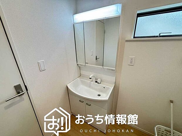 【洗面台・洗面所】鏡の両サイドは、必要なものを取出しやすく、大きな鏡面で朝の準備も快適。
使いやすいリフトアップ機能付きのシングルレバーシャワー水栓付です。
