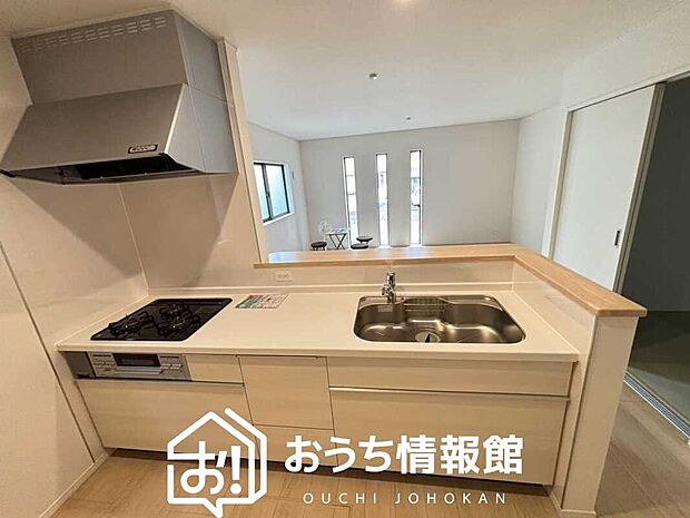 【現地写真(キッチン)】収納たっぷりのシステムキッチン、浄水器付水栓を標準装備しています。