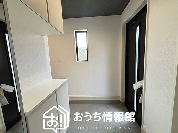 【現地写真(玄関)】玄関には、大型のシューズ収納を設置しています。