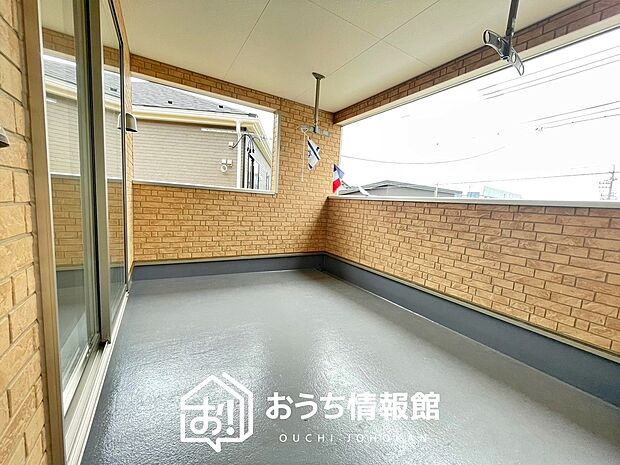 【バルコニー】奥行きが広く、洗濯物をゆったりと干せる十分な広さで、家族の洗濯も捗ります。