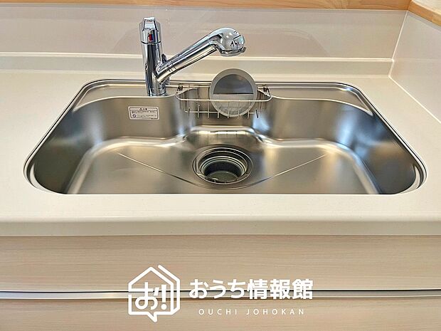 【浄水器内臓ハンドシャワー付シンク】広々とした凸型シンクに洗剤ポケットを標準装備。すっきり収納できます。
また、蛇口の先端に浄水器を内蔵しているため場所をとりません。
