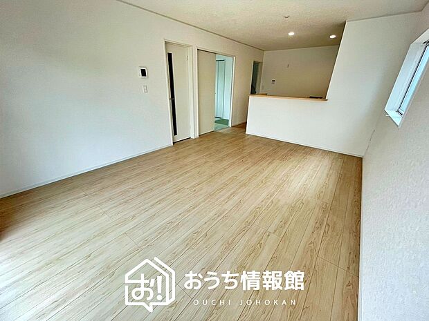 【現地写真（リビング）】フローリング材には、木目、色調など木材特有の風合いがあり、ナチュラルな美しさになっています。