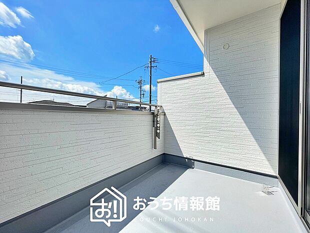 【バルコニー】奥行きが広く、洗濯物をゆったりと干せる十分な広さで、家族の洗濯も捗ります。