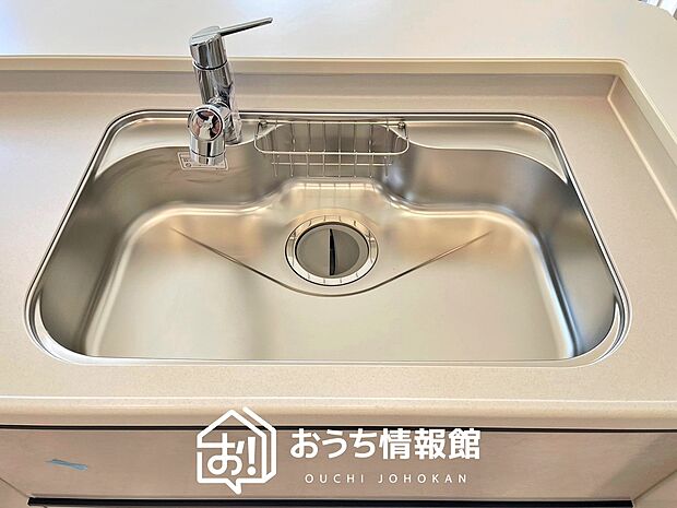 【浄水器内臓型ハンドシャワー付シンク】傷や汚れが付きにくい静音仕様の全面エンボス加工シンク。
また、蛇口の先端に浄水器を内蔵。浄水シャワーが使える毎分4リットルのたっぷり浄水。