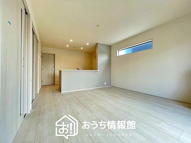 【現地写真（リビング）】フローリング材には、木目、色調など木材特有の風合いがあり、ナチュラルな美しさになっています。
