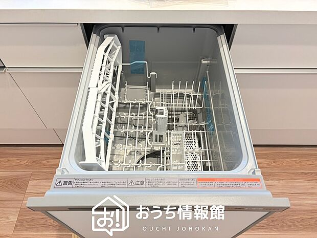 【食器洗い乾燥機】食後の時間にゆとりを与えてくれる食器洗い乾燥機。
操作ボタンも上面にあるので、腰をかがめずに操作ができラクラクです。