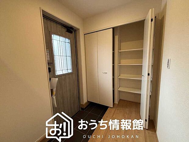 【現地写真（玄関）】玄関には、大型のシューズ収納を設置しています。