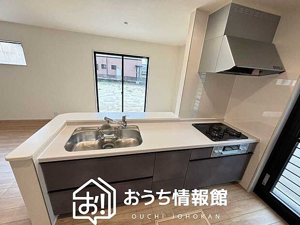 【現地写真（キッチン）】収納たっぷりのシステムキッチン、浄水器付水栓を標準装備しています。