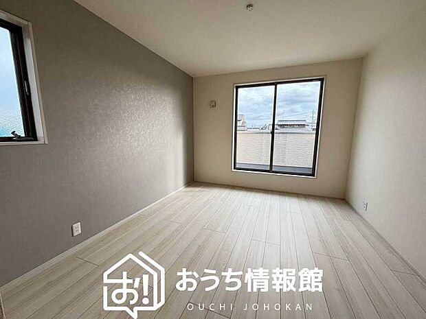 【現地写真(寝室)】木目の美しさを際立たせるシンプルデザインの建具を使用しています。