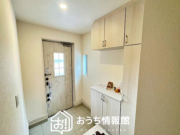 【現地写真(玄関)】玄関には、大型のシューズ収納を設置しています。