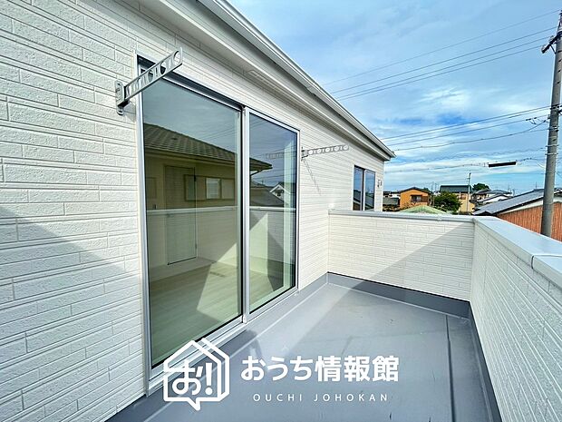 【バルコニー】奥行きが広く、洗濯物をゆったりと干せる十分な広さで、家族の洗濯も捗ります。