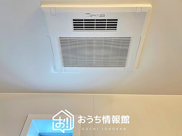 【電気式浴室暖房換気乾燥機】寒い冬場はあたたかく、暑い夏場は扇風機のような心地よさです。
雨の日は、浴室が衣類乾燥スペースになります。