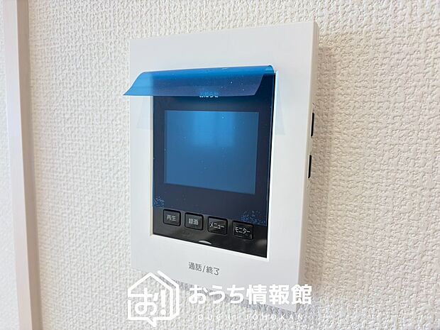 【TVモニター付インターホン】手放し通話ができ、送話表示灯で送話・受話状態が確認できます。
映像と音声で玄関先の様子をチェックできるモニター機能や、夜間の訪問者の顔も確認できるLEDライトを装備しています。