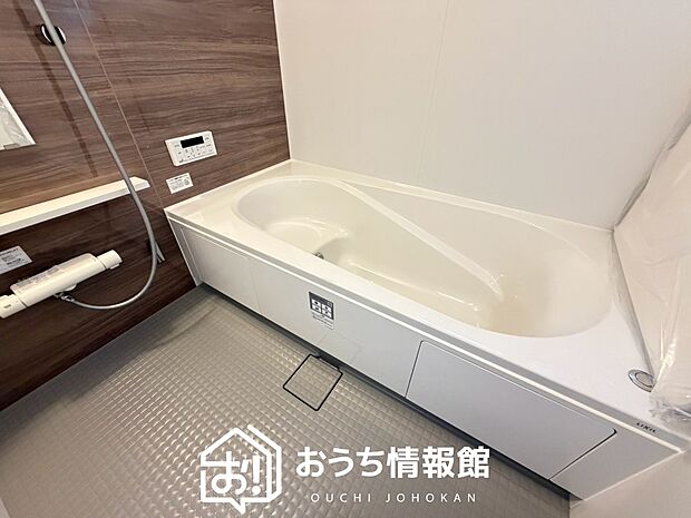 【現地写真(浴室)】浴室暖房乾燥機付き。1坪タイプで広々です。