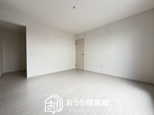 【現地写真(洋室)】木目の美しさを際立たせるシンプルデザインの建具を使用しています。