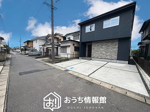 【現地写真(前道含む外観)】軽くて火災に強い屋根材を採用し、地震時の建物への負担や揺れを軽減しています。