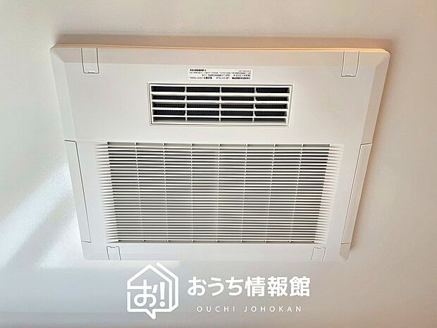 【電気式浴室暖房換気乾燥機】寒い冬場はあたたかく、暑い夏場は扇風機のような心地よさです。
雨の日は、浴室が衣類乾燥スペースになります。